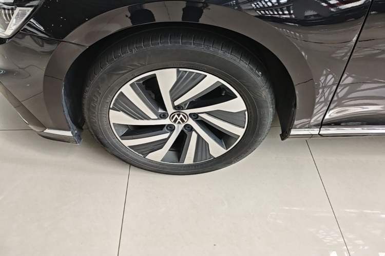 Used Volkswagen Magotan GTE Plug-in Hybrid 2022 GTE Luxury Model Left Front Wheel Hub