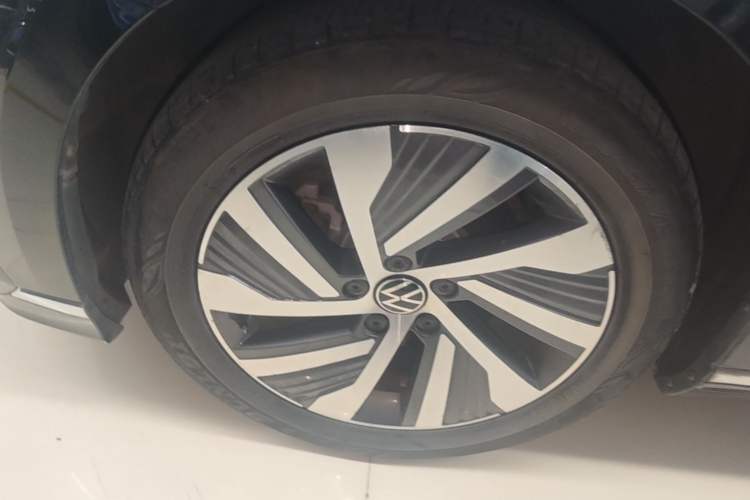 Used Volkswagen Magotan GTE Plug-in Hybrid 2022 GTE Luxury Model Left Front Wheel Hub