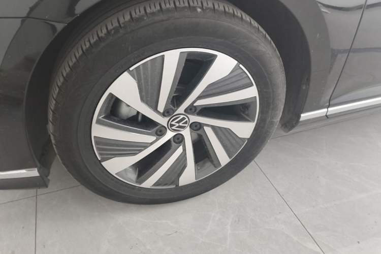 Used Volkswagen Magotan GTE Plug-in Hybrid 2022 GTE Luxury Model Left Front Wheel Hub