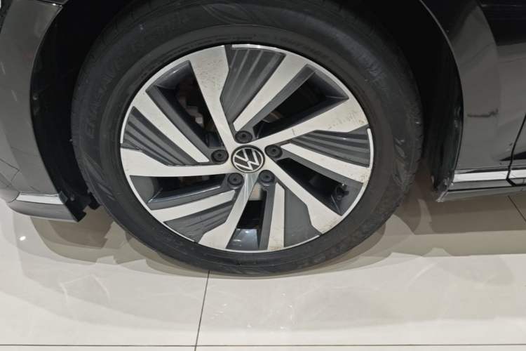 Used Volkswagen Magotan GTE Plug-in Hybrid 2022 GTE Luxury Model Left Front Wheel Hub