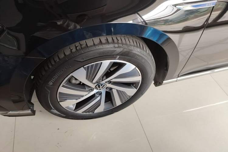 Used Volkswagen Magotan GTE Plug-in Hybrid 2022 GTE Luxury Model Left Front Wheel Hub