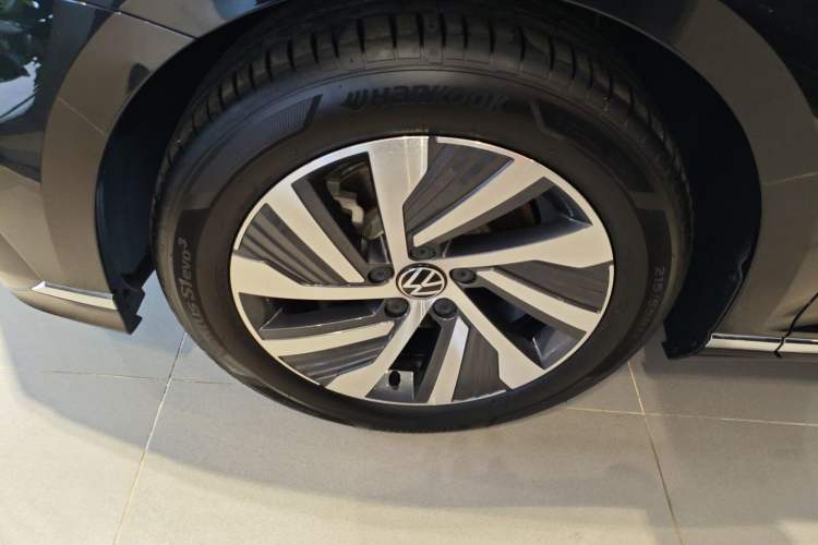 Used Volkswagen Magotan GTE Plug-in Hybrid 2022 GTE Luxury Model Left Front Wheel Hub
