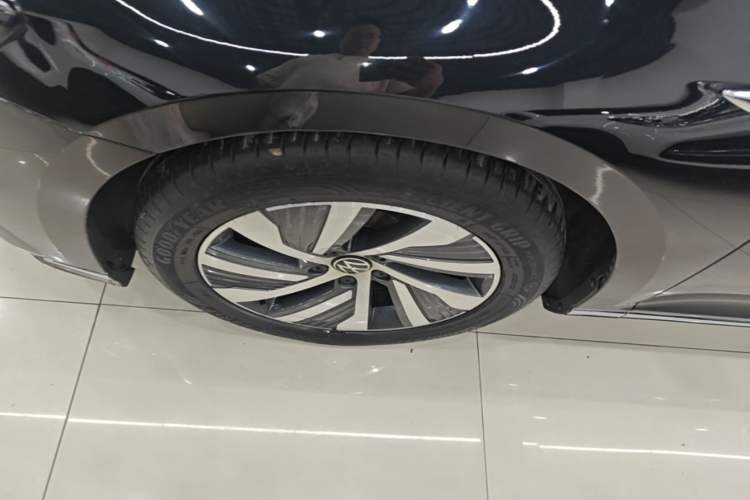 Used Volkswagen Magotan GTE Plug-in Hybrid 2022 GTE Luxury Model Left Front Wheel Hub