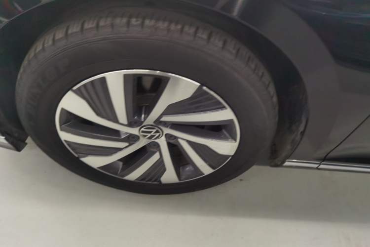 Used Volkswagen Magotan GTE Plug-in Hybrid 2022 GTE Luxury Model Left Front Wheel Hub