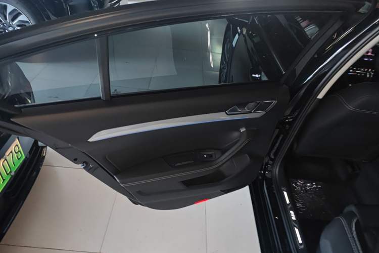 Used Volkswagen Magotan GTE Plug-in Hybrid 2022 GTE Luxury Model Left Rear Door Interior