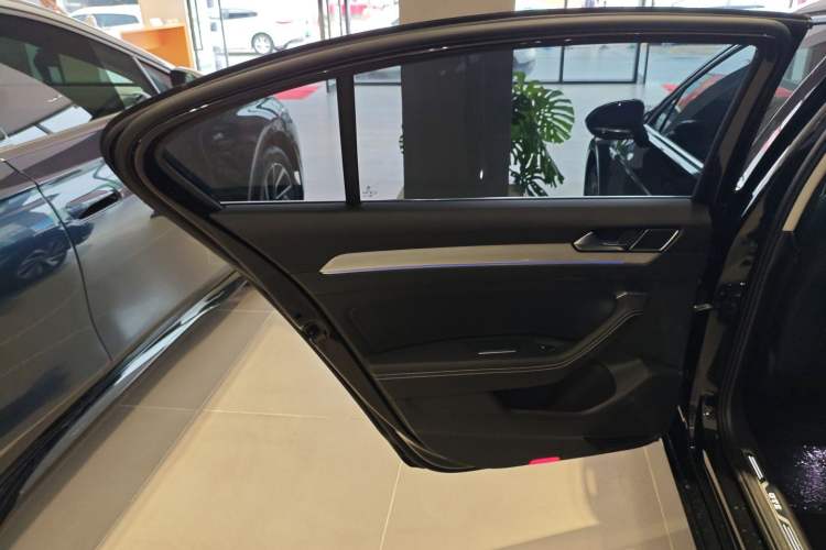 Used Volkswagen Magotan GTE Plug-in Hybrid 2022 GTE Luxury Model Left Rear Door Interior