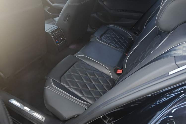 Used Volkswagen Magotan GTE Plug-in Hybrid 2022 GTE Luxury Model Left Rear Seat
