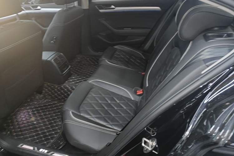 Used Volkswagen Magotan GTE Plug-in Hybrid 2022 GTE Luxury Model Left Rear Seat