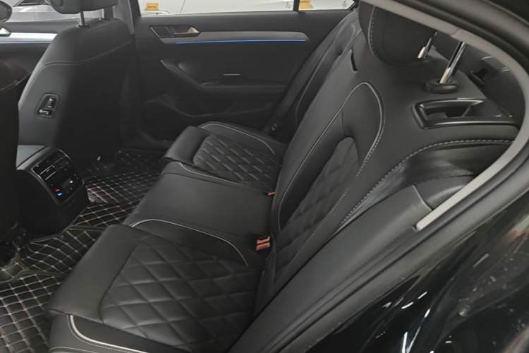 Used Volkswagen Magotan GTE Plug-in Hybrid 2022 GTE Luxury Model Left Rear Seat