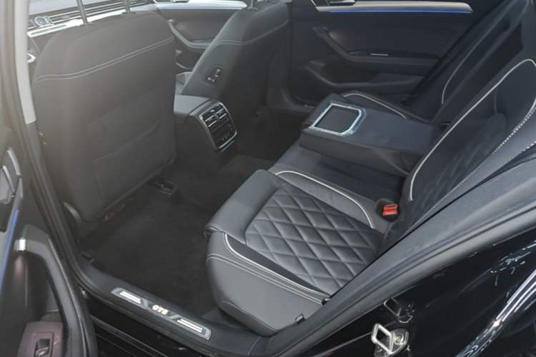 Used Volkswagen Magotan GTE Plug-in Hybrid 2022 GTE Luxury Model Left Rear Seat