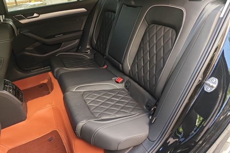 Used Volkswagen Magotan GTE Plug-in Hybrid 2022 GTE Luxury Model Left Rear Seat