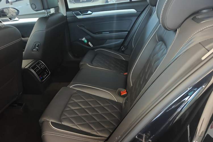 Used Volkswagen Magotan GTE Plug-in Hybrid 2022 GTE Luxury Model Left Rear Seat