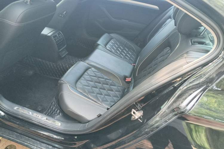 Used Volkswagen Magotan GTE Plug-in Hybrid 2022 GTE Luxury Model Left Rear Seat