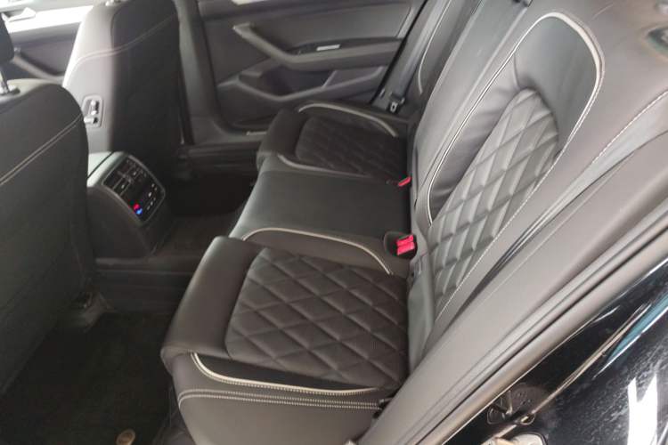 Used Volkswagen Magotan GTE Plug-in Hybrid 2022 GTE Luxury Model Left Rear Seat
