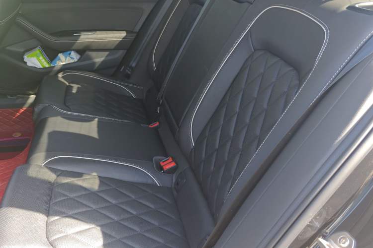 Used Volkswagen Magotan GTE Plug-in Hybrid 2022 GTE Luxury Model Left Rear Seat