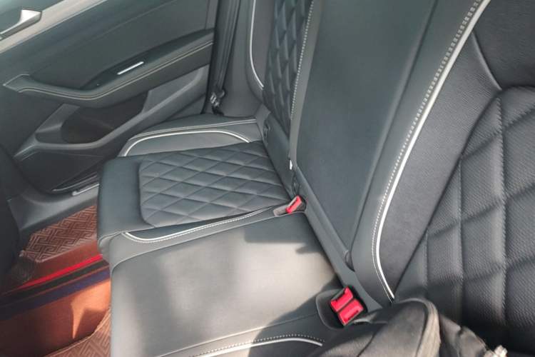 Used Volkswagen Magotan GTE Plug-in Hybrid 2022 GTE Luxury Model Left Rear Seat