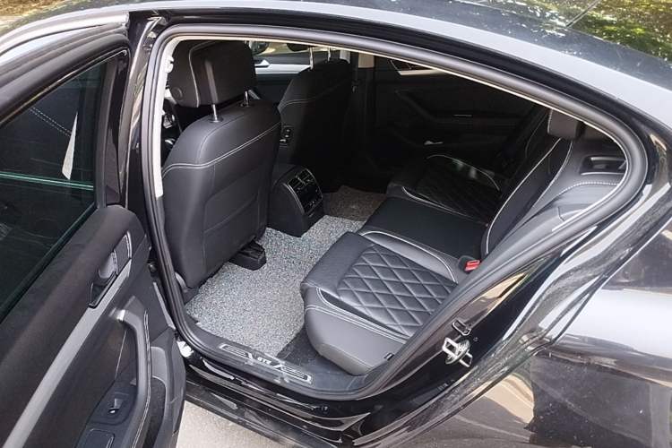 Used Volkswagen Magotan GTE Plug-in Hybrid 2022 GTE Prestige Model Left Rear Seat