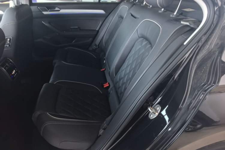 Used Volkswagen Magotan GTE Plug-in Hybrid 2022 GTE Luxury Model Left Rear Seat