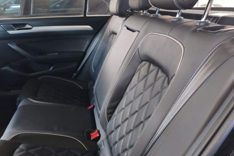 Used Volkswagen Magotan GTE Plug-in Hybrid 2022 GTE Luxury Model Left Rear Seat