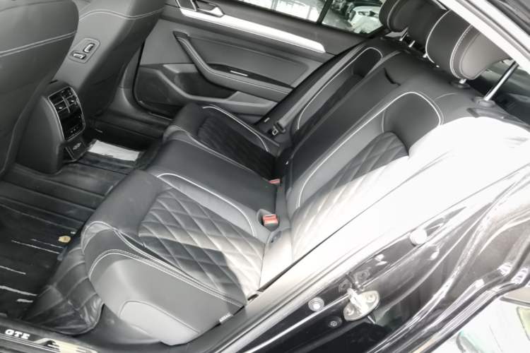 Used Volkswagen Magotan GTE Plug-in Hybrid 2022 GTE Luxury Model Left Rear Seat