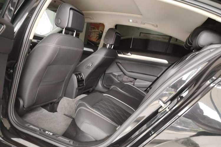 Used Volkswagen Magotan GTE Plug-in Hybrid 2022 GTE Luxury Model Left Rear Seat