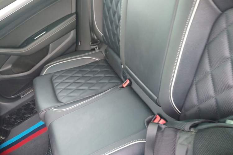 Used Volkswagen Magotan GTE Plug-in Hybrid 2022 GTE Luxury Model Left Rear Seat