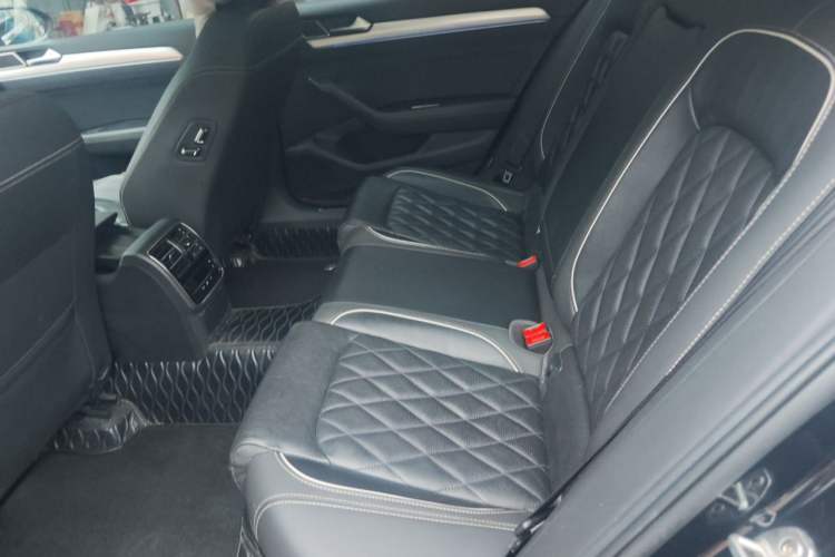 Used Volkswagen Magotan GTE Plug-in Hybrid 2022 GTE Luxury Model Left Rear Seat