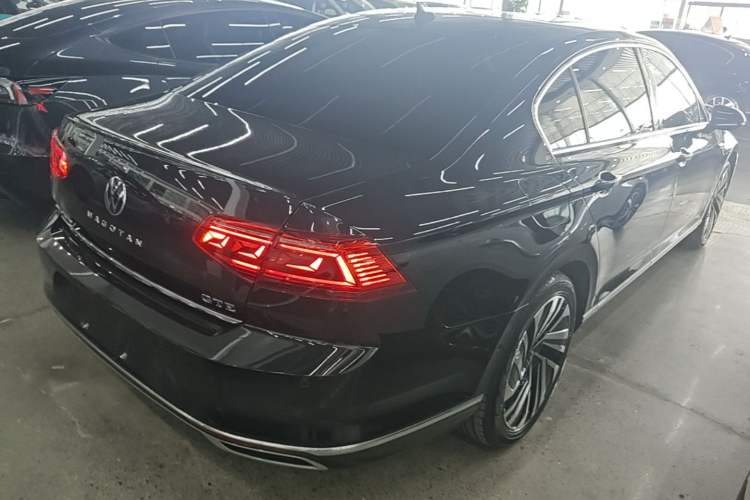 Used Volkswagen Magotan GTE Plug-in Hybrid 2022 GTE Prestige Model Rear Right 45 Deg