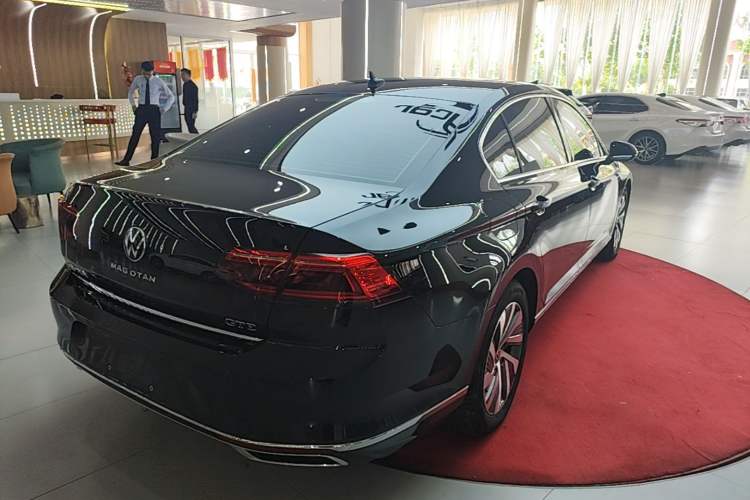 Used Volkswagen Magotan GTE Plug-in Hybrid 2022 GTE Luxury Model Rear Right 45 Deg
