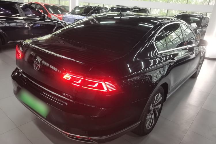 Used Volkswagen Magotan GTE Plug-in Hybrid 2022 GTE Luxury Model Rear Right 45 Deg