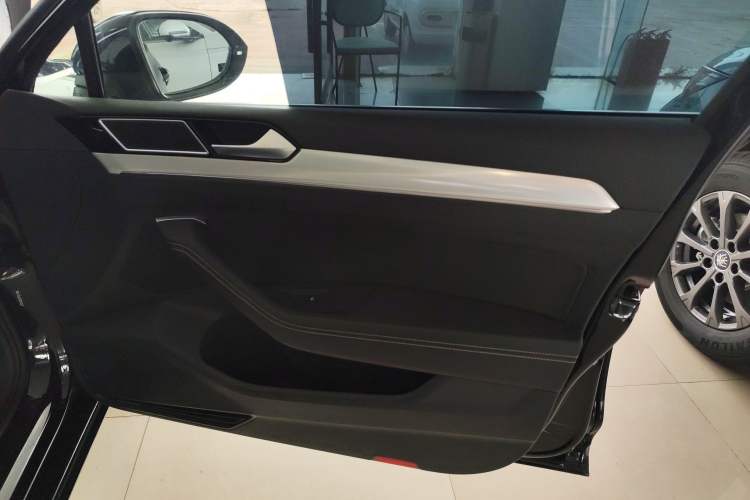 Used Volkswagen Magotan GTE Plug-in Hybrid 2022 GTE Luxury Model Right Front Door Interior