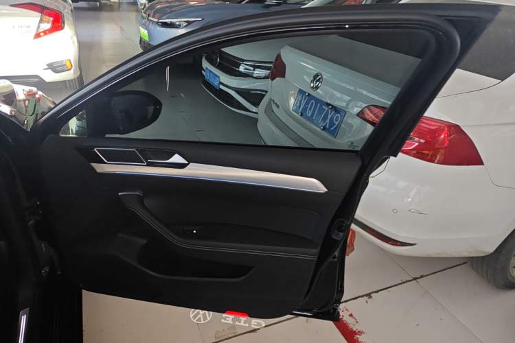 Used Volkswagen Magotan GTE Plug-in Hybrid 2022 GTE Luxury Model Right Front Door Interior