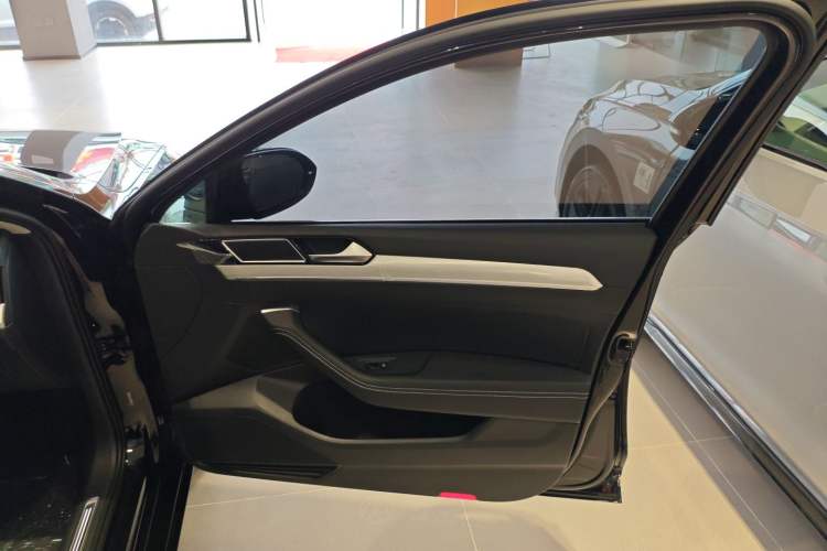 Used Volkswagen Magotan GTE Plug-in Hybrid 2022 GTE Luxury Model Right Front Door Interior