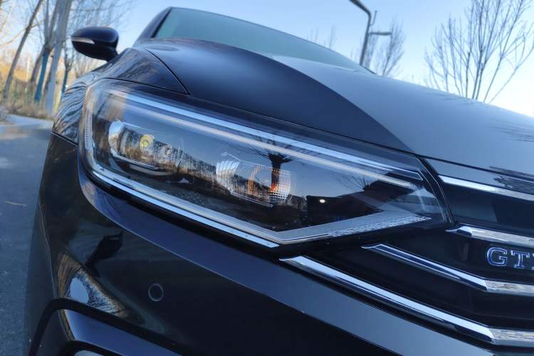 Used Volkswagen Magotan GTE Plug-in Hybrid 2022 GTE Luxury Model Right Front Headlight