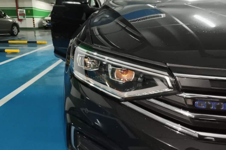 Used Volkswagen Magotan GTE Plug-in Hybrid 2022 GTE Luxury Model Right Front Headlight
