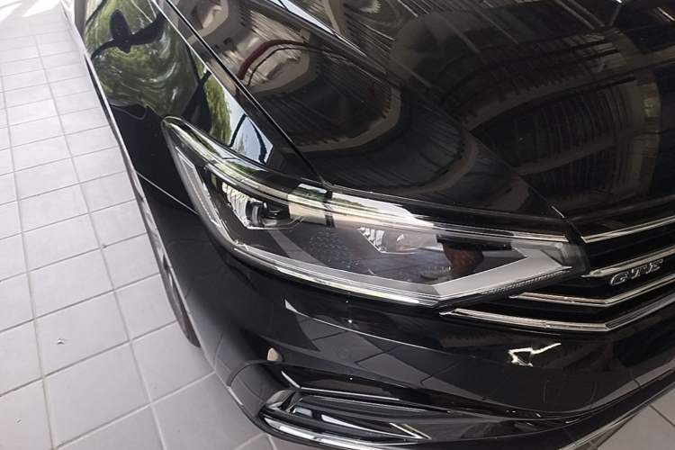 Used Volkswagen Magotan GTE Plug-in Hybrid 2022 GTE Luxury Model Right Front Headlight