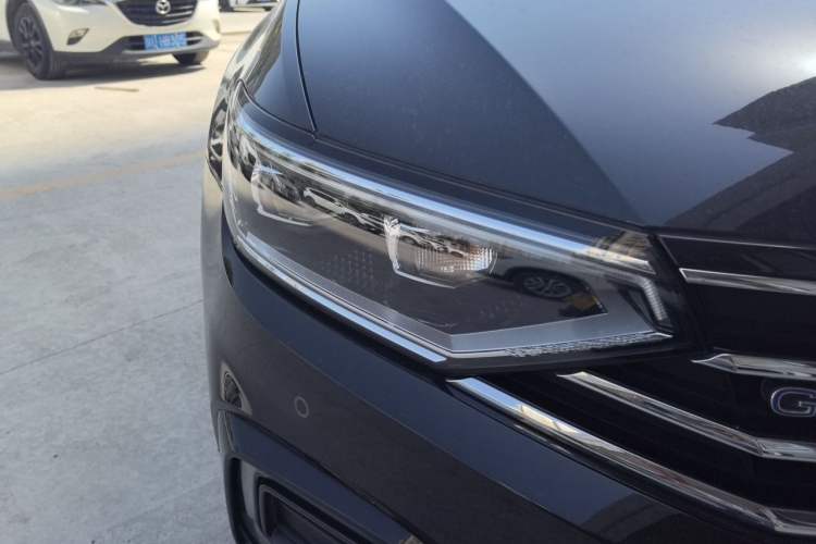 Used Volkswagen Magotan GTE Plug-in Hybrid 2022 GTE Luxury Model Right Front Headlight