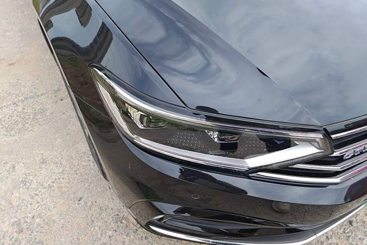 Used Volkswagen Magotan GTE Plug-in Hybrid 2022 GTE Luxury Model Right Front Headlight