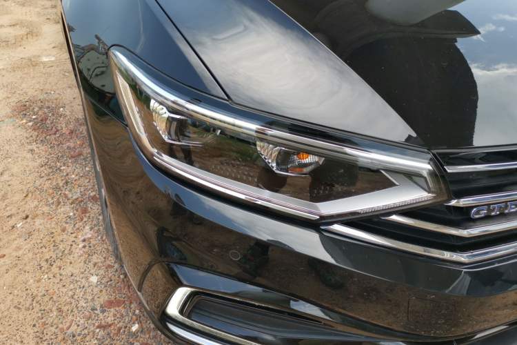 Used Volkswagen Magotan GTE Plug-in Hybrid 2022 GTE Luxury Model Right Front Headlight