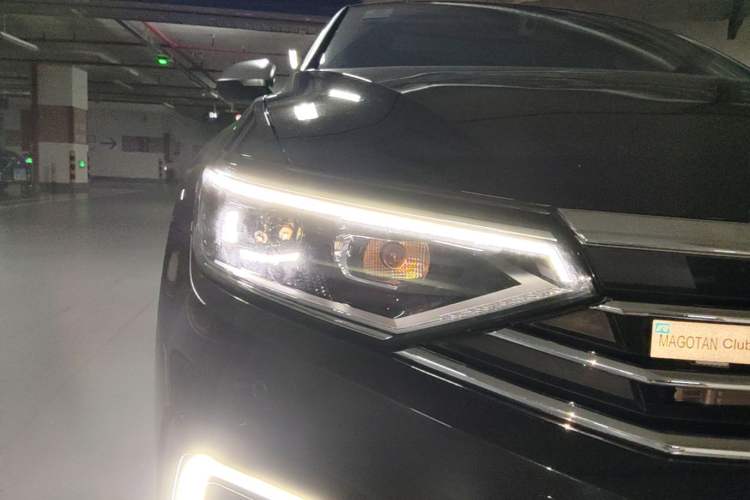 Used Volkswagen Magotan GTE Plug-in Hybrid 2022 GTE Luxury Model Right Front Headlight