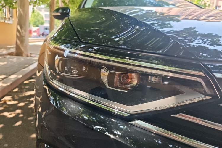 Used Volkswagen Magotan GTE Plug-in Hybrid 2022 GTE Luxury Model Right Front Headlight