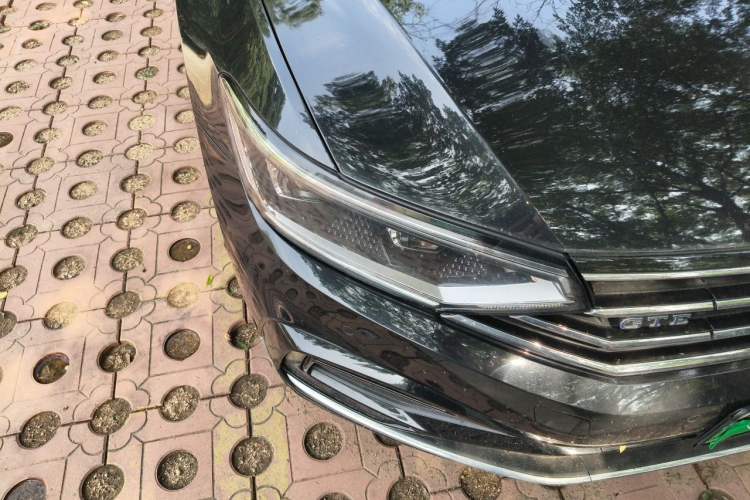 Used Volkswagen Magotan GTE Plug-in Hybrid 2022 GTE Luxury Model Right Front Headlight