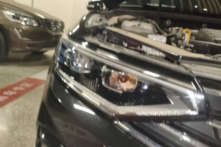 Used Volkswagen Magotan GTE Plug-in Hybrid 2022 GTE Luxury Model Right Front Headlight
