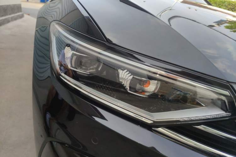 Used Volkswagen Magotan GTE Plug-in Hybrid 2022 GTE Luxury Model Right Front Headlight