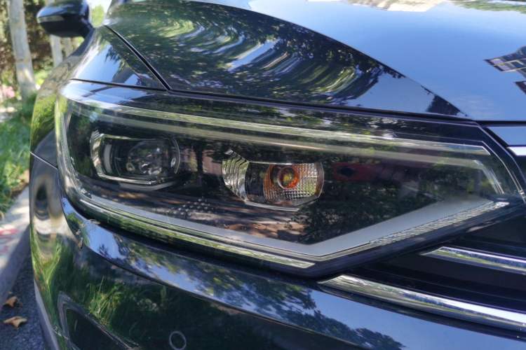 Used Volkswagen Magotan GTE Plug-in Hybrid 2022 GTE Luxury Model Right Front Headlight