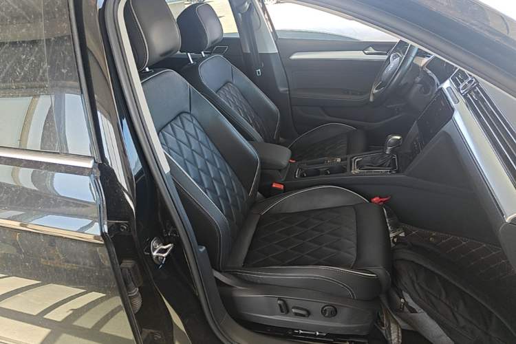Used Volkswagen Magotan GTE Plug-in Hybrid 2022 GTE Luxury Model Right Front Seat