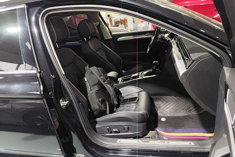 Used Volkswagen Magotan GTE Plug-in Hybrid 2022 GTE Luxury Model Right Front Seat