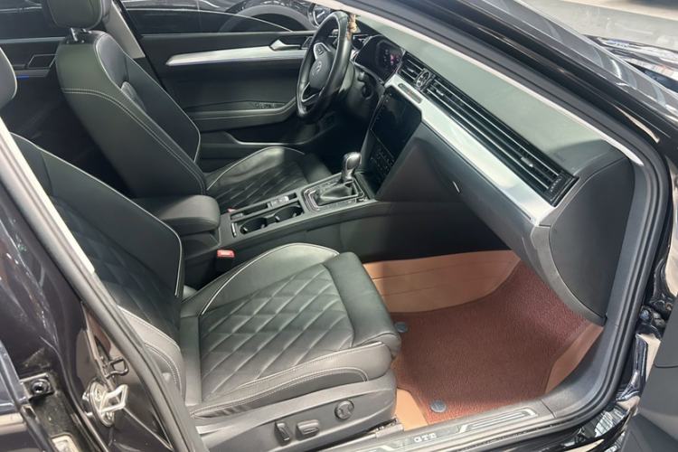 Used Volkswagen Magotan GTE Plug-in Hybrid 2022 GTE Luxury Model Right Front Seat
