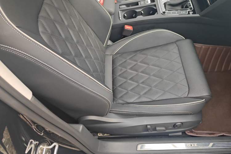 Used Volkswagen Magotan GTE Plug-in Hybrid 2022 GTE Luxury Model Right Front Seat