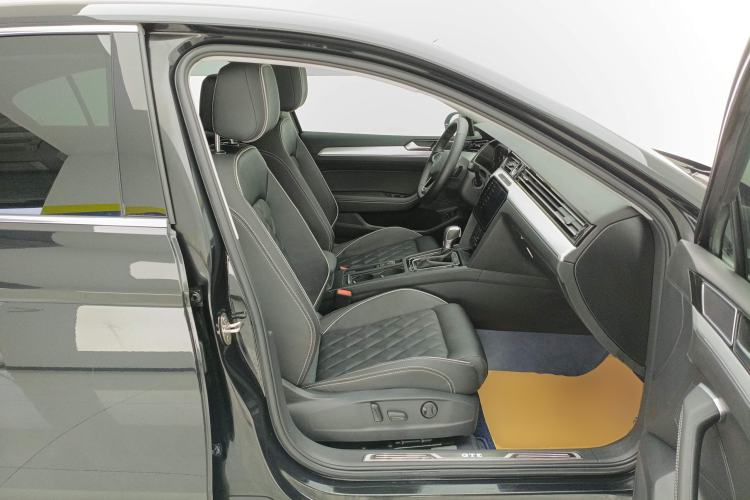 Used Volkswagen Magotan GTE Plug-in Hybrid 2022 GTE Luxury Model Right Front Seat
